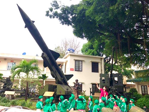 Các bé trường MN Hoa Sen trong chuyến tham quan Bảo tàng Quân đội - Nhà hát Tuổi trẻ