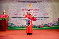 Cô giáo Phạm Thị Liên vinh dự nhận giải thưởng  Nhà giáo Long Biên tâm huyết, sáng tạo  