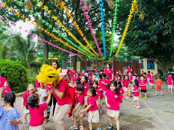 Trường mầm non Hoa Sen tổ chức chuỗi hoạt động chào đón Trung thu của bé 2023.