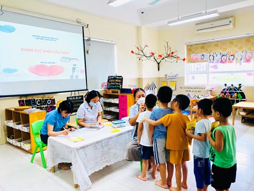 Trường Mầm non Hoa Sữa phối hợp với trạm y tế phường Sài Đồng tổ chức khám sức khoẻ định kỳ năm học 2023-2024
