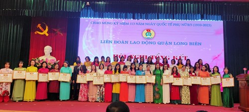Đồng chí Vũ Thị Huệ - Nhân viên y tế trường Mầm non Hoa Sữa được Liên đoàn lao động Quận Long Biên tặng danh hiệu “Giỏi việc nước, đảm việc nhà”
