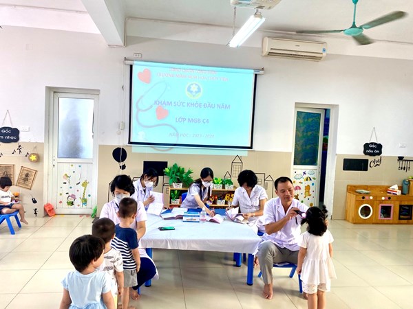 Trường Mầm non Hoa Thuỷ Tiên tổ chức khám sức khỏe định kỳ đầu năm học cho các bé