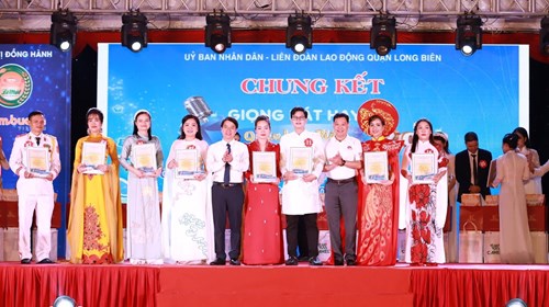 Cô giáo Bùi Thị Hoài Phương vinh dự đạt giải Ba cuộc thi  Giọng hát hay quận Long Biên  năm 2023