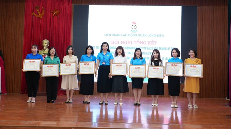 Công đoàn trường mầm non Hoa Thuỷ Tiên được Liên đoàn Lao động quận Long Biên khen thưởng tại hội nghị tổng kết thi đua 