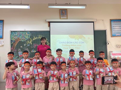 Các bé khối mẫu giáo lớn trường Mn Hoa Thuỷ Tiên tham quan, tìm hiểu và trải nghiệm các hoạt động học tập tại trường tiểu học Việt Hưng