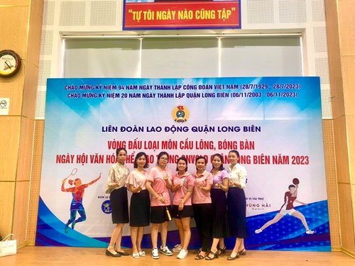 Đoàn viên Công đoàn trường Mầm non Hoa Thuỷ Tiên tham gia thi đấu vòng loại giải Cầu lông do Liên đoàn Lao động quận Long Biên tổ chức