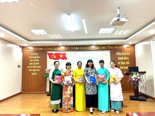 Công đoàn trường mầm non Hồng Tiến tham gia tặng áo dài theo công văn 07 của LĐLĐ Quận Long Biên