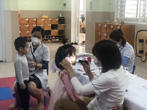 Trường mầm non Hồng Tiến tổ chức khám sức khoẻ lần 2 cho trẻ năm học 2022-2023.