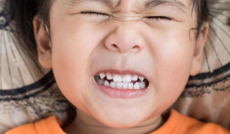 Tại sao trẻ lại nghiến răng?