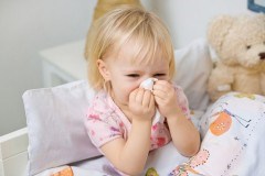 Trẻ bị viêm mũi dị ứng cha mẹ cần cẩn trọng