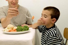 Mách nhỏ bố mẹ cách tập cho trẻ ăn rau