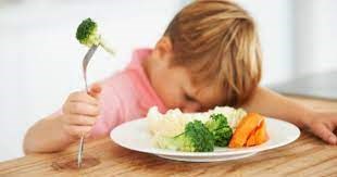 Trẻ không chịu ăn rau, dùng hoa quả thay thế có tốt?