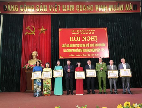 Chi bộ trường mầm non Hồng Tiến được Đảng ủy phường Bồ Đề biểu dương và khen thưởng.