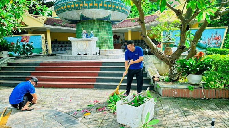Chi đoàn trường mầm non Hồng Tiến tổ chức ra quân chăm sóc, tổng vệ sinh tại Đài tưởng niệm các anh hùng liệt sỹ phường Bồ Đề