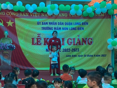 Trường mầm non Long Biên tặng quà cho trẻ em có hoàn cảnh khó khăn nhân dịp khai giảng năm học mới 2022