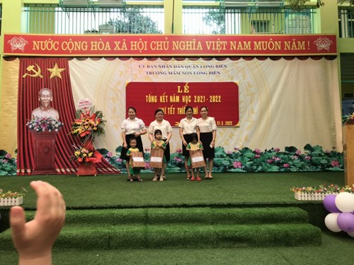 Trường mầm non Long Biên tặng quà cho trẻ em có hoàn cảnh khó khăn nhân dịp Tết thiếu nhi 1/6/2022