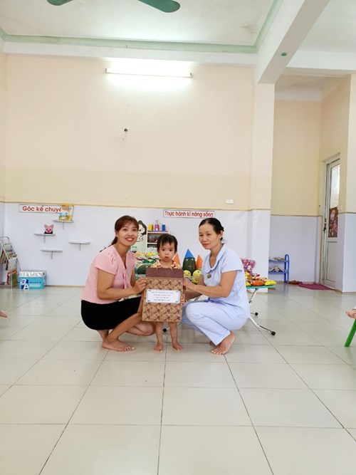 Trường mầm non Long Biên tặng quà cho trẻ em có hoàn cảnh khó khăn nhân dịp Tết Ngguyên Đán 2022