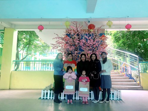 Trường mầm non Long Biên và Ban đại diện cha mẹ học sinh tặng quà Tết  Xuân Quý Mão 2023 cho học sinh có hoàn cảnh khó khăn.