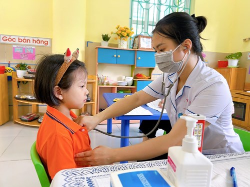 Trường mầm non Long Biên phối hợp với Trạm y tế phường Long Biên khám sức khỏe đầu năm cho trẻ năm học: 2023 - 2024