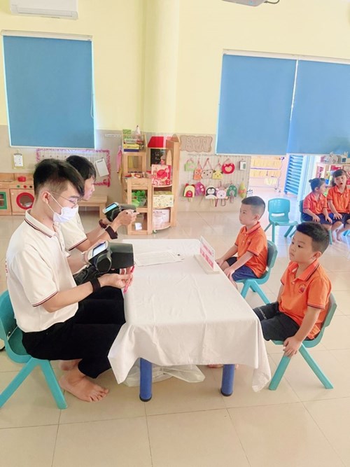 Chương trình: “Mắt sáng - tươi lai sáng - Chung tay bảo vệ đôi mắt trẻ em Việt Nam” tại trường Mầm non Long Biên.