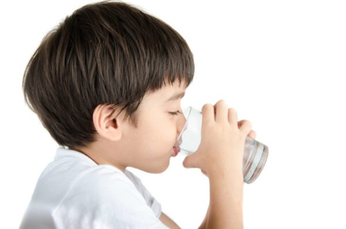 Trẻ uống nước như nào là đúng cách và tốt cho sức khỏe