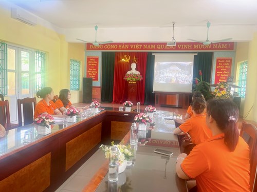 Trường mầm non Long Biên tổ chức xem trực tiếp Lễ mít tinh kỷ niệm 20 năm ngày thành lập Quận Long Biên (06/11/2003 – 06/11/2023), đón nhận Huân chương Lao động hạng Nhất