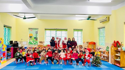 Lớp MG Nhỡ B2 tổ chức liên hoan ‘Bé vui Noel”