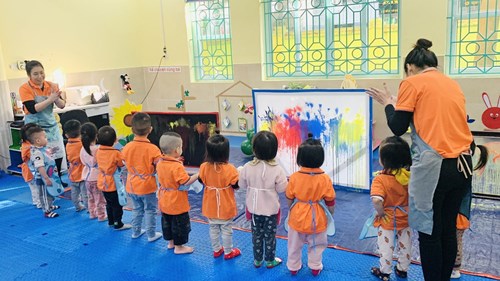 Trường mầm non Long Biên tổ chức kiến tập hoạt động tạo hình “Chơi với màu sắc” tại lớp Nhà trẻ D2