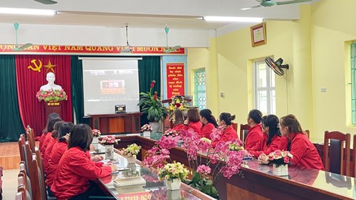 Chi bộ trường mầm non Long Biên tham gia học Nghị quyết lần thứ tám Ban chấp hành Trung ương Đảng khóa XIII theo hình thức trực tuyến