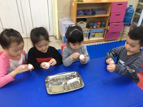 Các con lớp MGN B2 thực hành kĩ năng cuộc sống” Bóc trứng”.