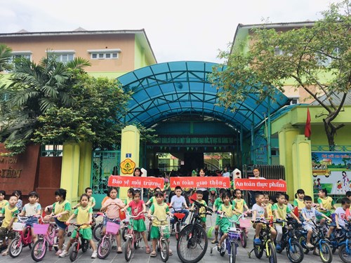 Trường mầm non Long Biên tổ chức chương trình “Bé với an toàn giao thông- Đạp xe diễu hành với thông điệp an toàn thực phẩm- Bảo vệ môi trường” năm học 2022- 2023