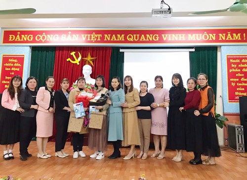 Trường mầm non Long Biên tổ chức gặp mặt chia tay  cô giáo Lưu Thị Dung và Phan Thị Phương