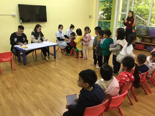 Trường mầm non Long Biên tổ chức khám sức khỏe định kỳ cho các bé