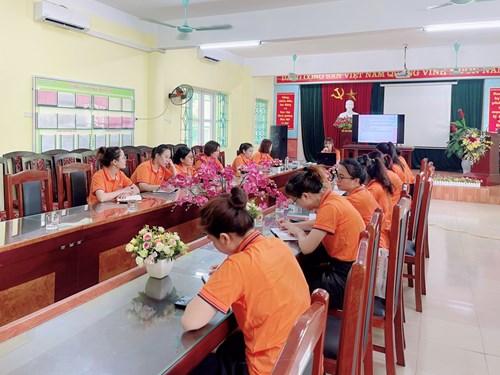 Trường mầm non Long Biên tổ chức tập huấn  kỹ năng quản lý hồ sơ sổ sách nhóm lớp
