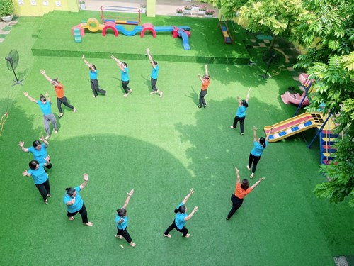 Trường mầm non Long Biên tổ chức tập huấn hướng dẫn bài tập thể dục sáng năm học 2023- 2024