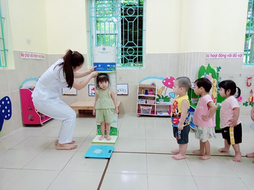Trường mầm non Long Biên tổ chức cân đo định kỳ đầu năm học cho trẻ. 
