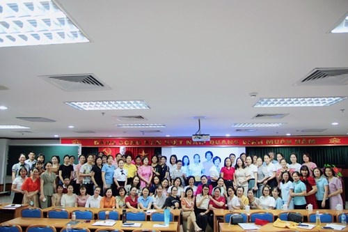 Trường mầm non Long Biên tham dự “ Lớp bồi dưỡng nghiệp vụ về sơ cấp cứu nội khoa cho nhân viên y tế trường học”.