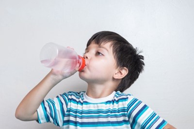 Làm gì tránh trẻ bị mất nước khi nắng nóng