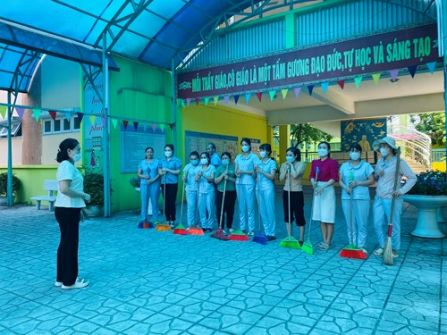 Trường mầm non Long Biên tổ chức tổng vệ sinh môi trường, phòng chống dịch bệnh, diệt bọ gậy phòng, chống sốt xuất huyết