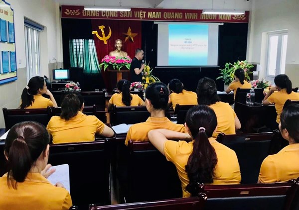Trường MN Long Biên A tổ chức tập huấn  An toàn thực phẩm, Phòng chống dịch bệnh và Phòng chống tai nạn thương tích  cho toàn thể CBGVNV trong nhà trường.