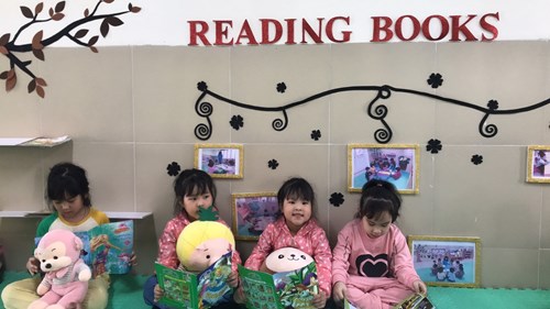 Một số hình ảnh các bạn nhỏ lớp MGL A1 thích thú trải nghiệm đọc sách, truyện trên phòng Thư viện của trường