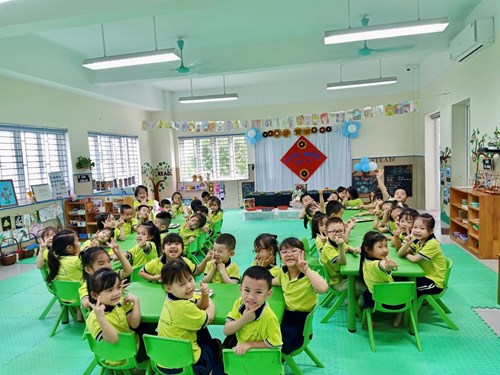 Các bé MGL A1 hào hứng tham gia  Vui tiệc Buffet  tại lớp chào mừng ngày Nhà giáo Việt Nam 20 - 11