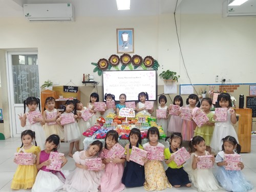 Một số hình ảnh chào mừng ngày Phụ nữ Việt Nam của các bạn nhỏ lớp MGL A1