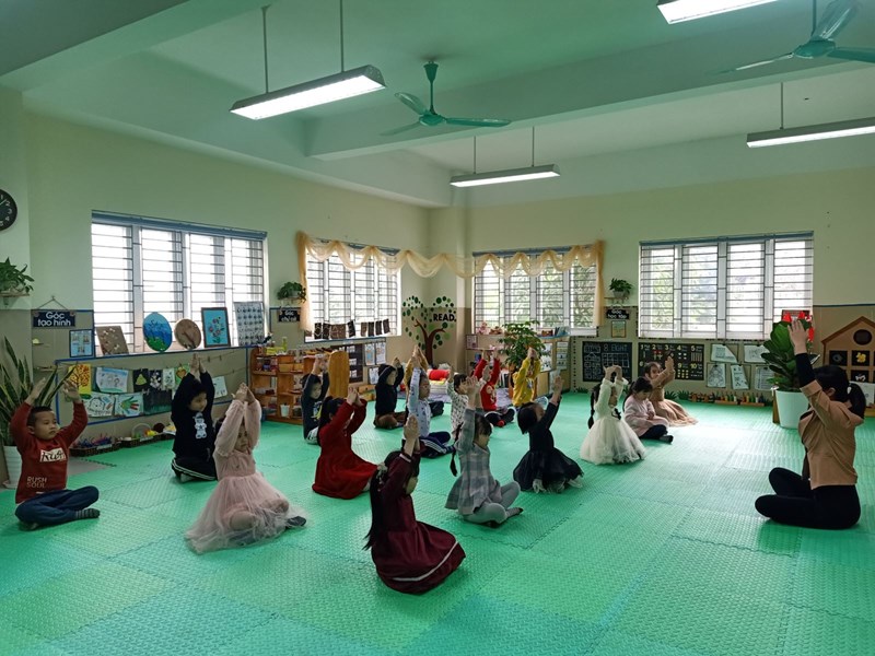 Cùng các bé lớp MGL A1 thư giãn trong lớp học Yoga