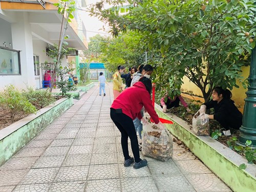 Trường mâm non Long Biên A tổng vệ sinh môi trường xung quanh trường học vào các chiều thứ 6 hàng tuần