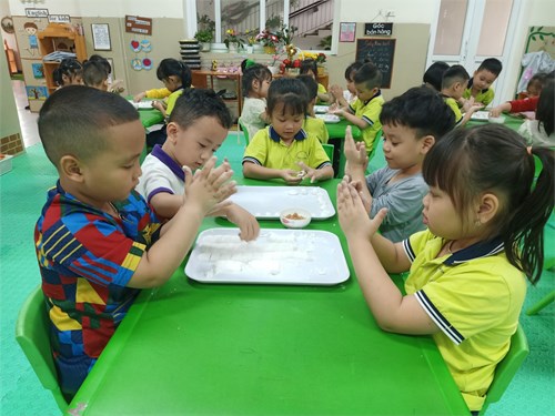 Các bé lớp MGL A1 thực hành trải nghiệm làm bánh trôi nhân ngày Tết Hàn thực