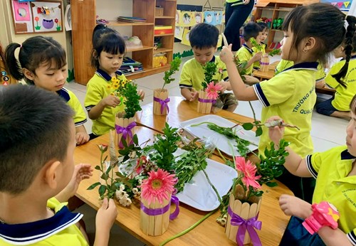 Các bé lớp MGL A2 cắm hoa tặng bà tặng mẹ nhân ngày Phụ nữ Việt Nam 20-10
