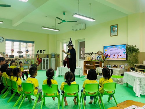 Trường mầm non Long Biên A tổ chức kiến tập chuyên đề “Ứng dụng phương pháp giáo dục tiên tiến trong việc tổ chức các hoạt động giáo dục cho trẻ ở trường mầm non” 