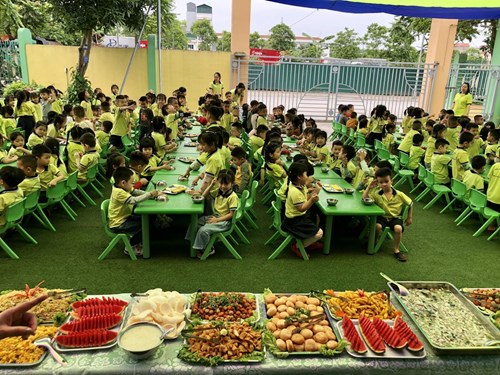 Trường MN Long Biên A tổ chức cho trẻ liên hoan buffet nhân dịp kỉ niệm Ngày Giải phóng miền Nam 30/4 và Quốc tế lao động 1/5