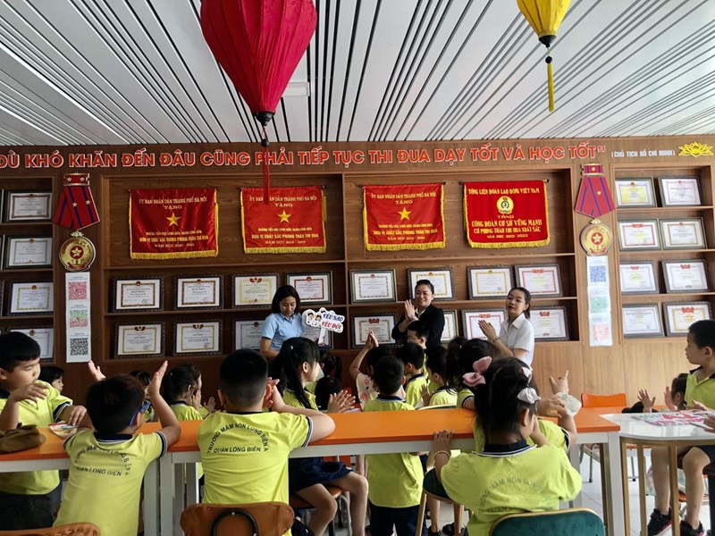 Các bé lớp A2 rất vui vẻ và hào hứng tham gia thăm quan Trường Tiểu học Long Biên